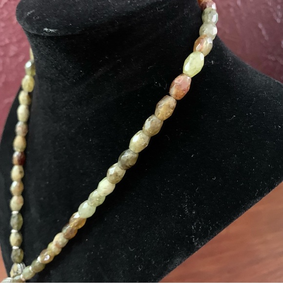 Semi-precious natural green and brown gemstone vintage necklace with pendant - Picture 5 of 9